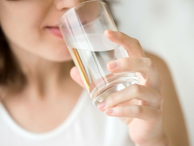 Estudo comprova que beber água antes de comer emagrece mesmo