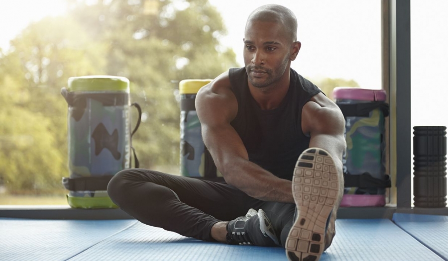 10 exercícios fáceis para quem trabalha sentado por muitas horas