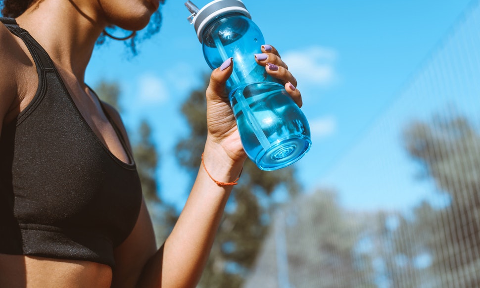Por que é importante beber água durante o treino?