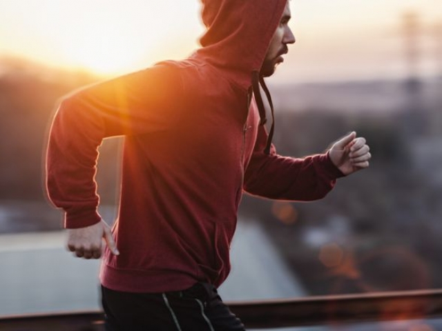 É melhor fazer exercício físico antes ou depois do café da manhã?