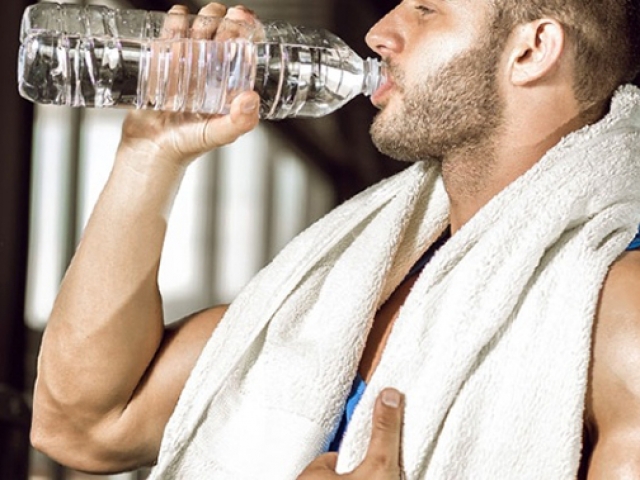 DESIDRATAÇÃO E DEFINIÇÃO MUSCULAR OU DEFINHAÇÃO?