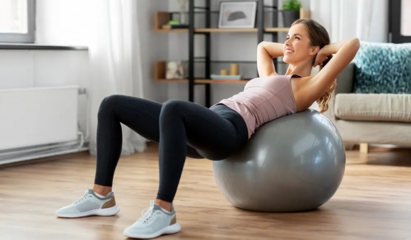 Abdominal tradicional com bola de estabilização – Como fazer e erros comuns