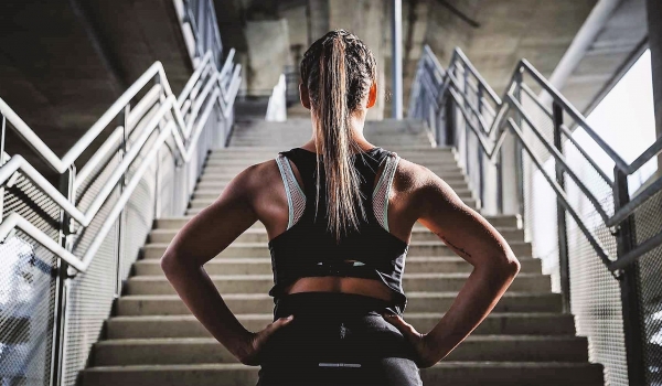 Cinco exercícios cárdio de baixo impacto que queimam muitas calorias