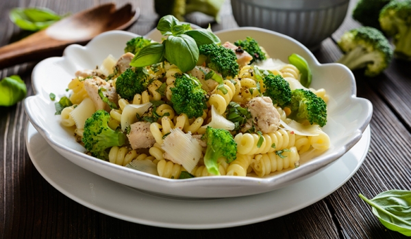 Receita de macarrão com brócolis, frango e queijo!