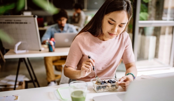 Opções de lanches fáceis e nutritivos para levar ao trabalho.