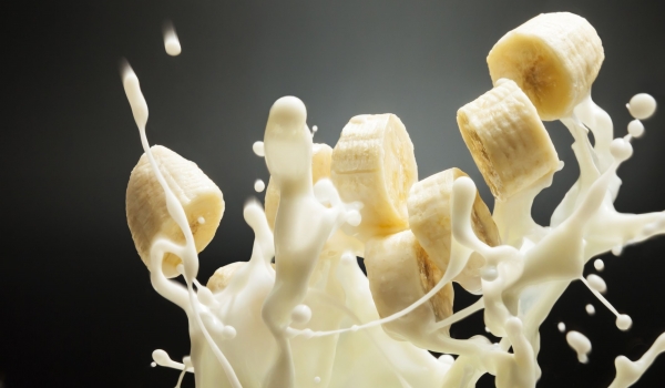 Vitamina de banana com aveia para ganho de massa muscular.